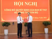 Ông Nguyễn Thanh Nhàn, Phó Bí thư Đảng ủy các cơ quan Đảng Trung ương (bên phải), được Ban Bí thư điều động giữ chức Phó Bí thư Tỉnh ủy Đồng Tháp.
