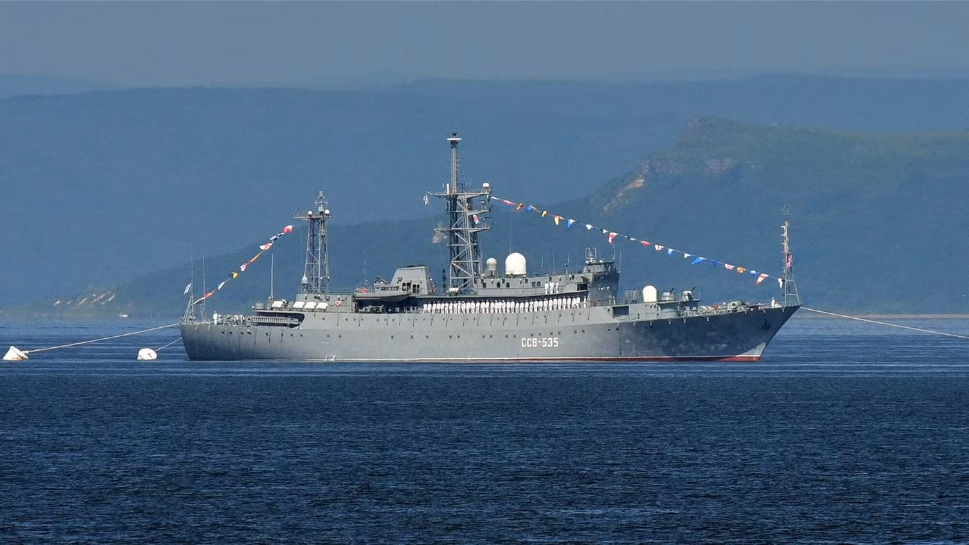 Tàu trinh sát SSV-535 "Karelia" của Nga.