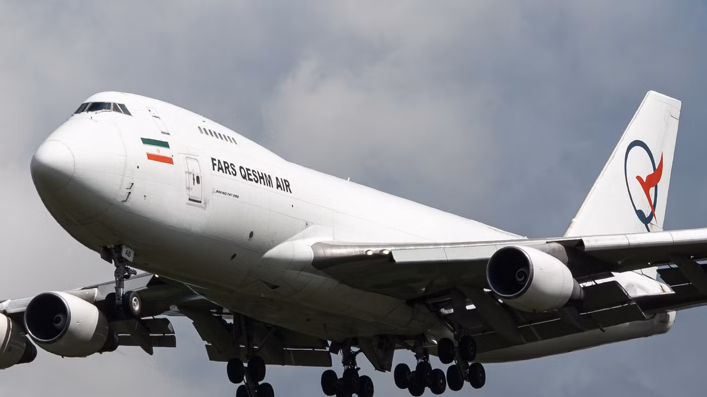 Máy bay Boeing 747-281F EP-FAB của hãng hàng không Fars Air Qeshm đang bay trên bầu trời sân bay Sheremetyevo, Moskva. 
