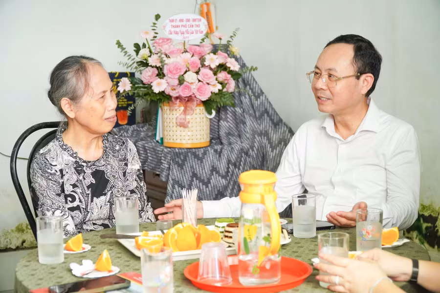 can-tho-tham-hoi-cuu-giao-chuc-anh-7.jpg
