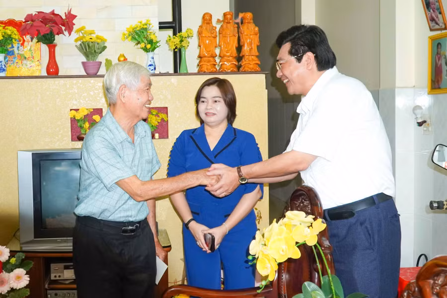 can-tho-tham-hoi-cuu-giao-chuc-anh-3.jpg