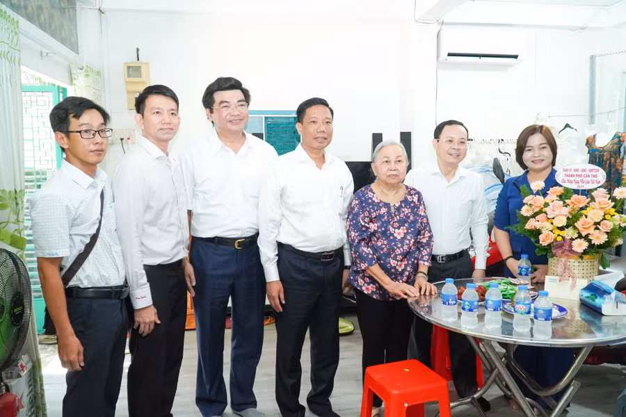 can-tho-tham-hoi-cuu-giao-chuc-anh-4.jpg