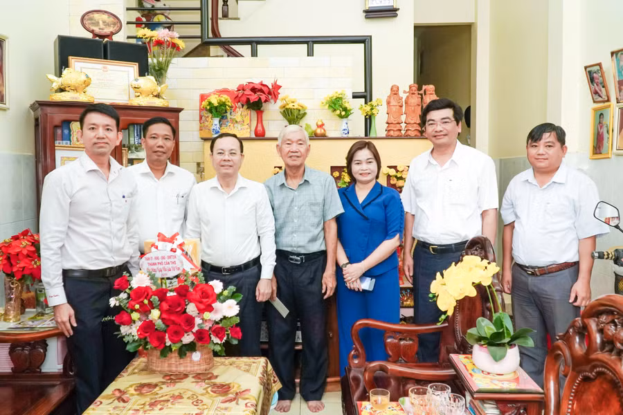 can-tho-tham-hoi-cuu-giao-chuc-anh-2.jpg