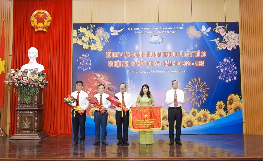 Sở GD&ĐT tỉnh An Giang đón nhận cờ thi đua năm học 2022 - 2023.