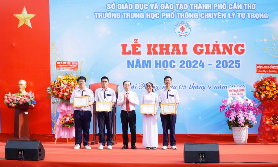 Bí thư Thành ủy Cần Thơ khen thưởng cho các học sinh đạt thành tích cao Tin học trẻ cấp quốc gia. 