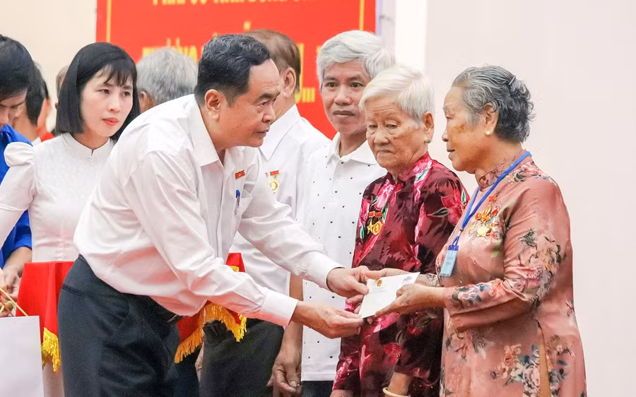 Chủ tịch Quốc hội Trần Thanh Mẫn quà tặng người có công với Cách mạng.