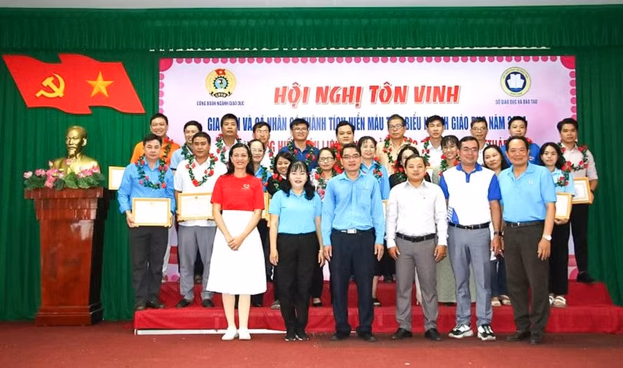 Lãnh đạo Công đoàn ngành Giáo dục Đồng Tháp cùng các gia đình, cá nhân hiến máu tình nguyện tiêu biểu.