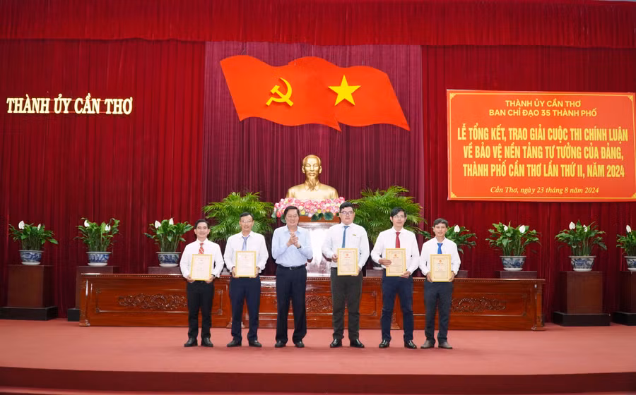 Các tác giả được trao giải Nhất của Cuộc thi.