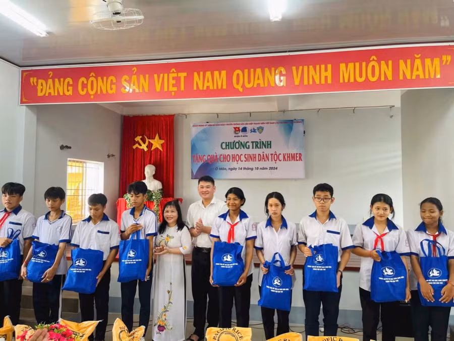 50 phần quà được trao tặng cho các em học sinh dân tộc Khmer.