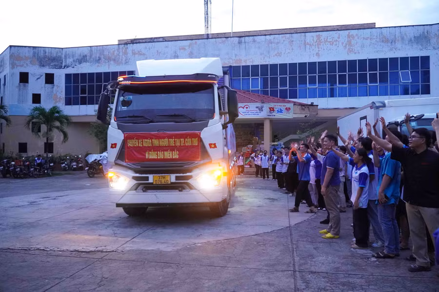 am ap nghia tinh thay tro can tho huong ve dong bao vung bao lu (7).jpg