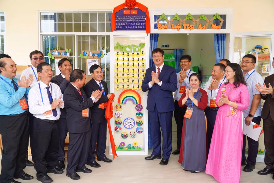 Các đại biểu thực hiện nghi thức khánh thành công trình Trường Phổ thông Việt - Hoa giai đoạn 3.
