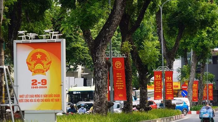 Hệ thống cờ, pano, băng rôn tuyên truyền được trang trí đồng bộ, tạo diện mạo rực rỡ cho Thủ đô - Ảnh: Sở VH-TT&DL HN.