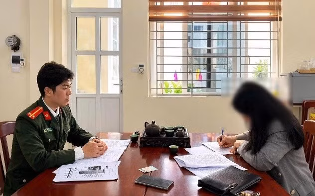 Công an làm việc, xử phạt với người tán phát thông tin giả mạo, sai sự thật. (Ảnh: Trang Thông tin điện tử Công an tỉnh Phú Thọ).