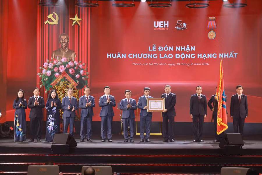 Tổng Bí thư, Chủ tịch nước Tô Lâm trao Huân chương Lao động hạng Nhất tặng Đại học Kinh tế TPHCM. Ảnh: UEH.