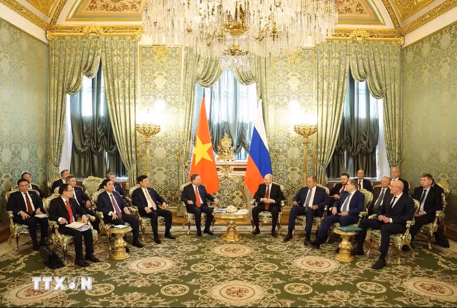 Tổng Bí thư, Chủ tịch nước Tô Lâm gặp hẹp Tổng thống Liên bang Nga Vladimir Putin. Ảnh: Thống Nhất/TTXVN