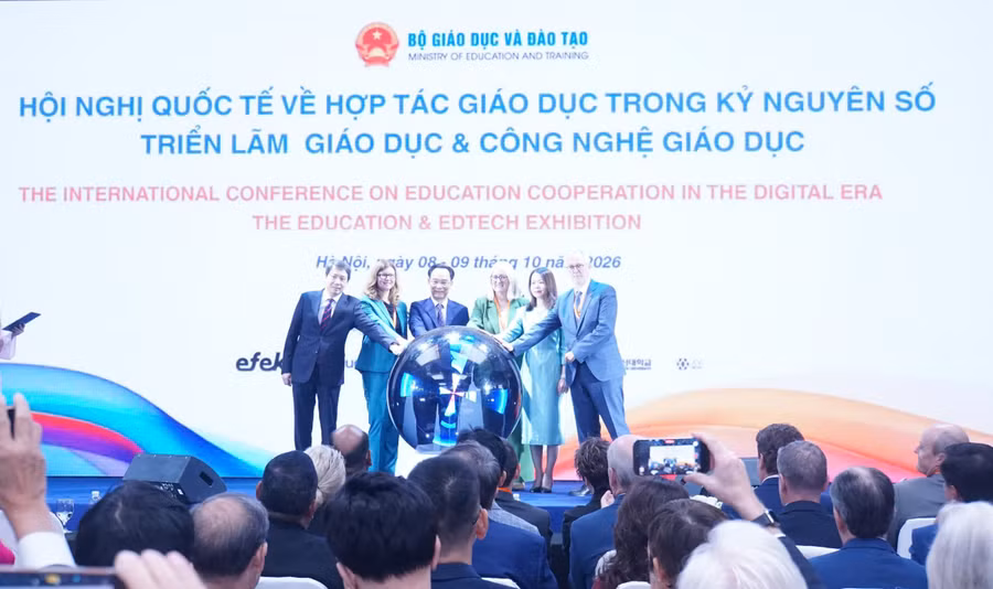 Bộ trưởng Hoàng Minh Sơn và các đại biểu thực hiện nghi thức khai mạc Triển lãm