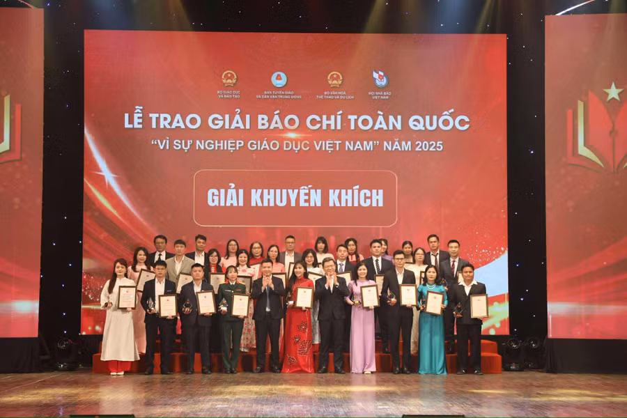 trao-giai-khuyen-khich.jpg