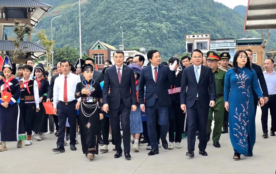 Khánh thành các trường nội trú liên cấp vùng biên trong ngày khai giảng