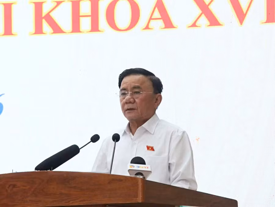 Ông Trần Cẩm Tú, Ủy viên Bộ Chính trị, Thường trực Ban Bí thư, trả lời ý kiến cử tri.