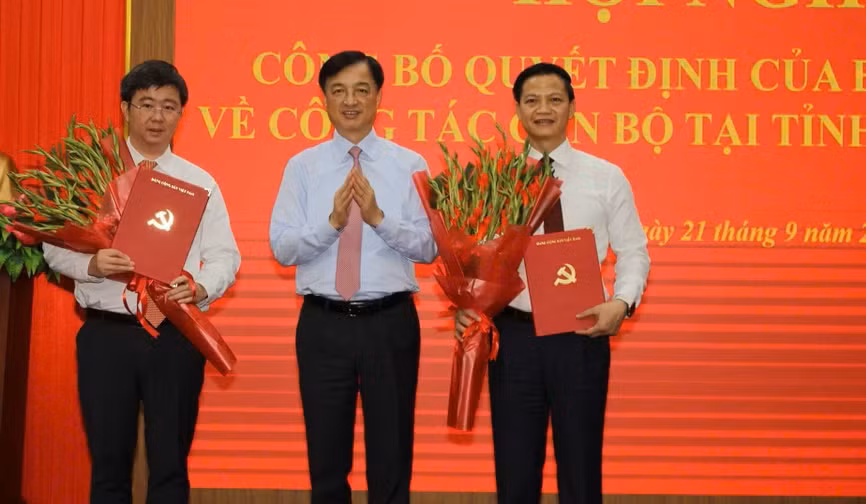 Ông Nguyễn Duy Ngọc, Trưởng Ban Tổ chức Trung ương trao quyết định của Bộ Chính trị đối với ông Vương Quốc Tuấn và ông Bùi Hoàng Phương. Ảnh: HT