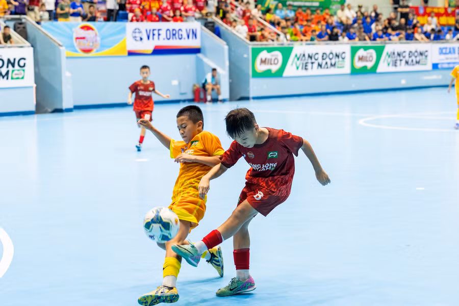 man-chuyen-bong-kich-tinh-cua-hai-doi-bong-ha-noi-trong-tran-chung-ket.jpg