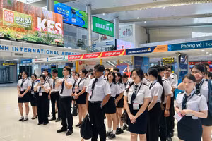 Sinh viên Học viện Hàng không tiếp cận quy trình vận hành chuyên nghiệp của ngành tại sân bay quốc tế Tân Sơn Nhất. Ảnh: HVHK