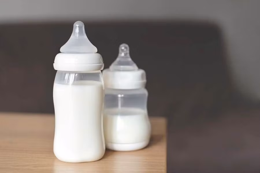 Nhiệt độ nước khi pha sữa cũng là một yếu tố quan trọng phụ huynh không thể bỏ qua (Ảnh minh họa)