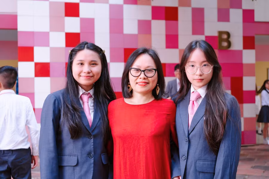 Chị Thuỷ tự hào chia sẻ về hành trình học tập và phát triển của 2 con