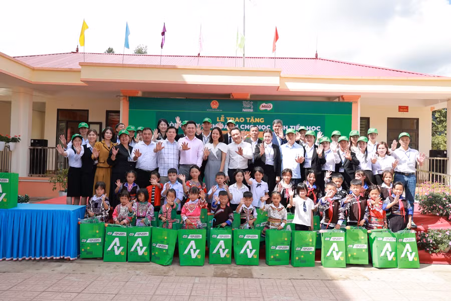 buoi-le-trao-tang-phong-may-tinh-tai-diem-truong-pung-luong-6092-3428.jpg