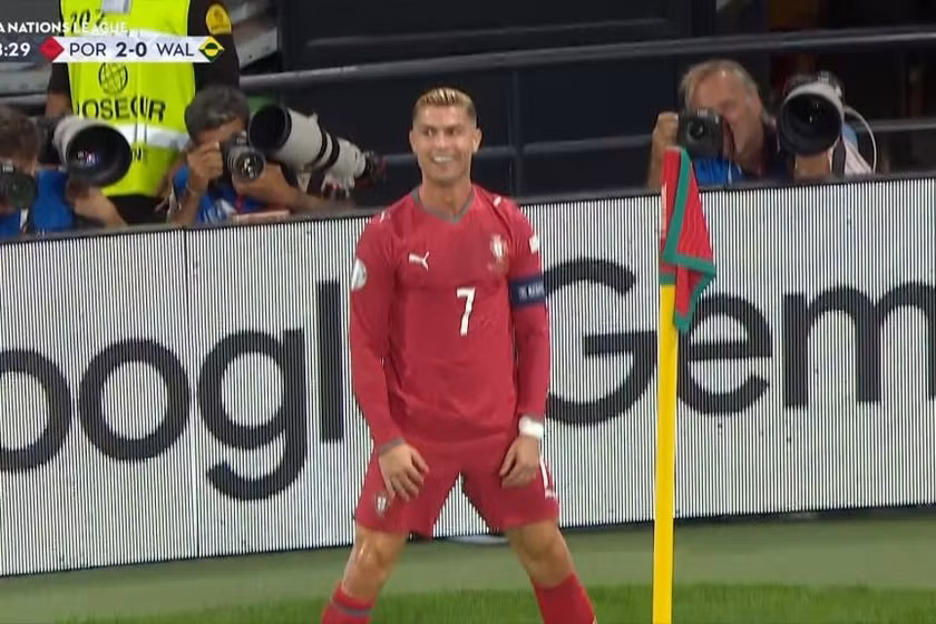 Pha bỏ lỡ khó tin khiến Ronaldo nổi giận 