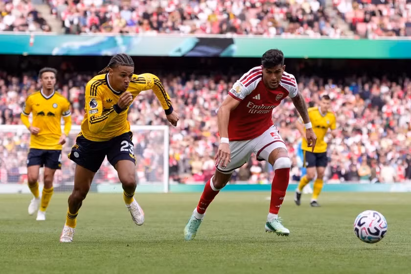 Arsenal trả giá đắt sau trận thắng Leeds