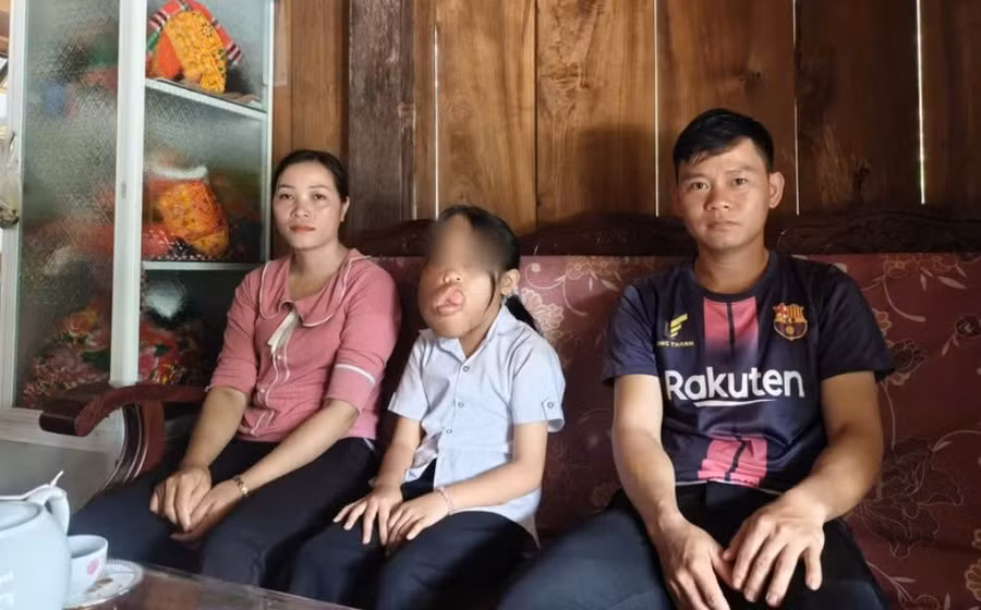 Bố em là Hoàng Phúc Kim (SN 1992), mẹ là chị Triệu Thị Khé (SN 1996), đều là người dân tộc Dao. (Ảnh: Thế Hùng)