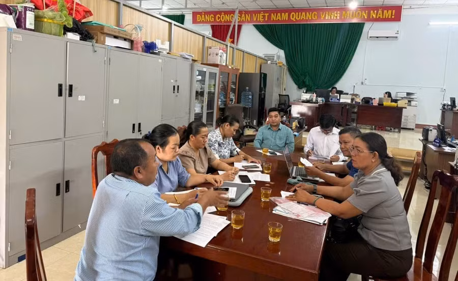 Ông Y Ngơn Niê - Chủ tịch UBND xã Ea Ktur chủ trì cuộc họp. (Ảnh: Thế Hùng)