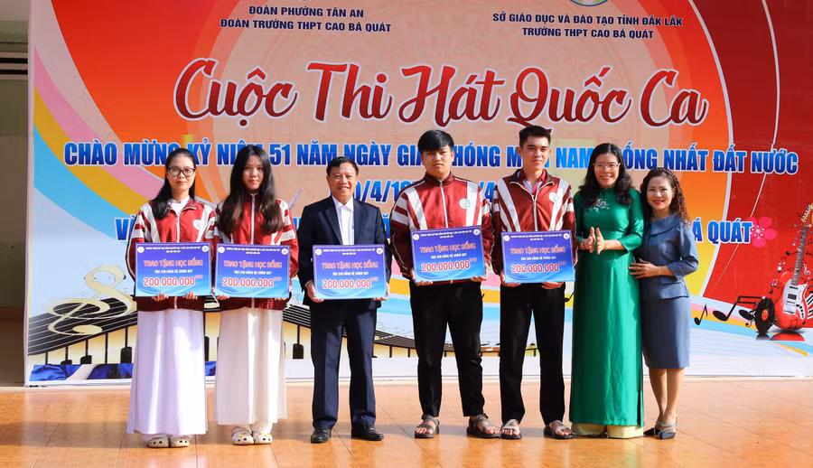 Đại diện Công ty TNHH Nguồn nhân lực Đại Dương, ông Phạm Huy Hưng trao học bổng cho học sinh THPT Đắk Lắk. (Ảnh: Thế Hùng)