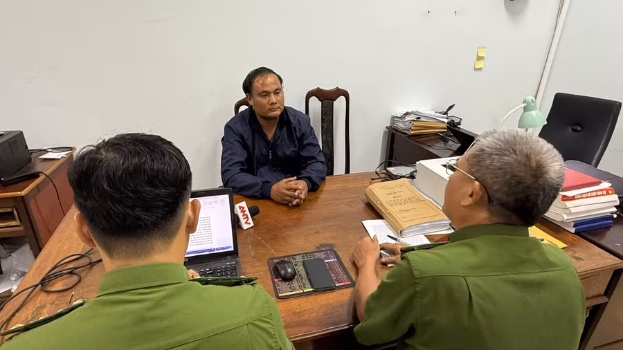 Nguyễn Hồng Lĩnh tại cơ quan công an. (Ảnh: S.Đ)