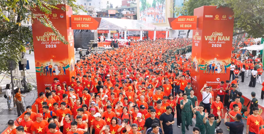 Hàng nghìn người tham gia chương trình tại Quảng trường 10/3.