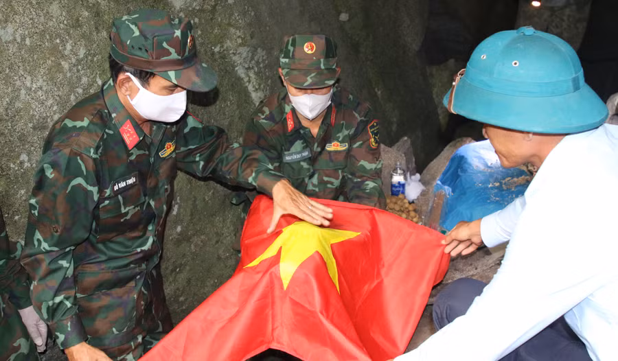 Đưa hài cốt liệt sĩ trở về với đất mẹ (Ảnh: Thế Hùng)