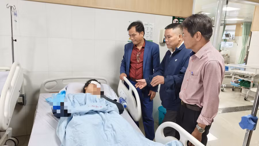 Lãnh đạo nhà trường thăm hỏi, động viên em L. sau vụ việc. (Ảnh: Thế Hùng)