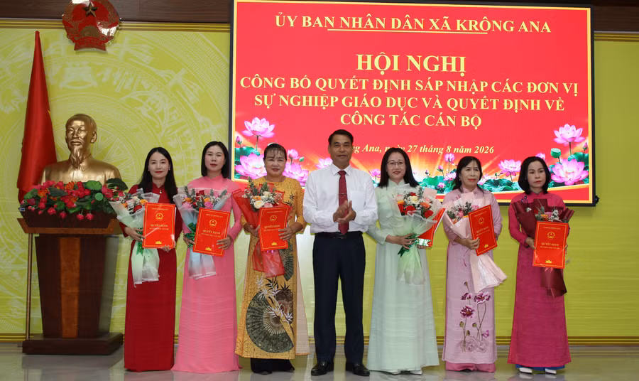 Trao quyết định công tác cán bộ Trường Mầm non Krông Ana.