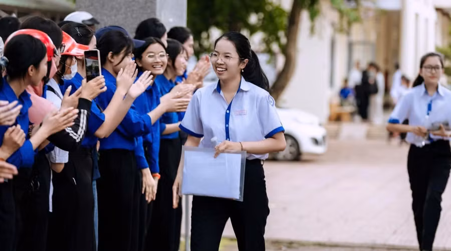 Diễm My tươi cười sau khi hoàn thành Kỳ thi tốt nghiệp THPT năm 2026.