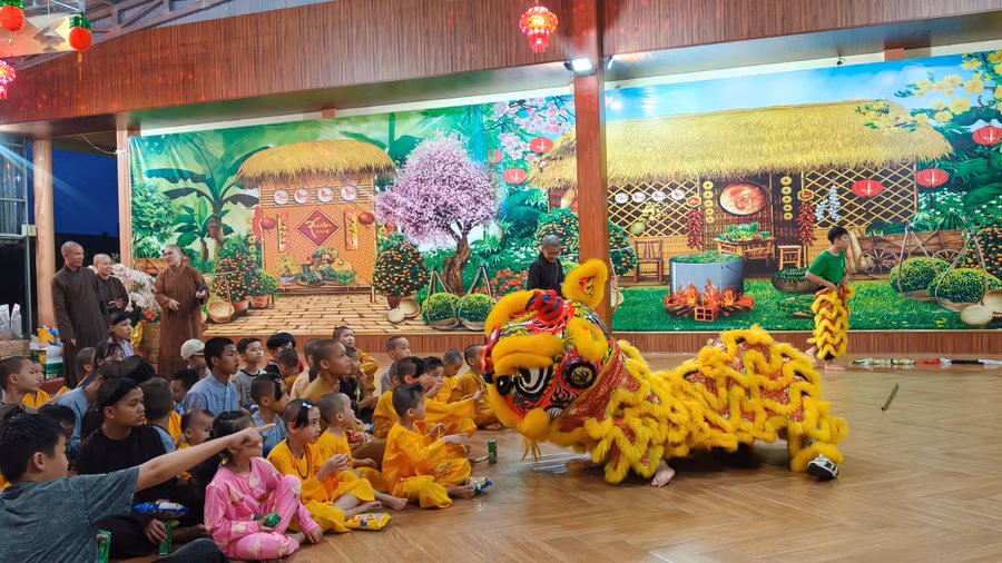 Các em nhỏ tại trung tâm hứng thú với màn múa lân.