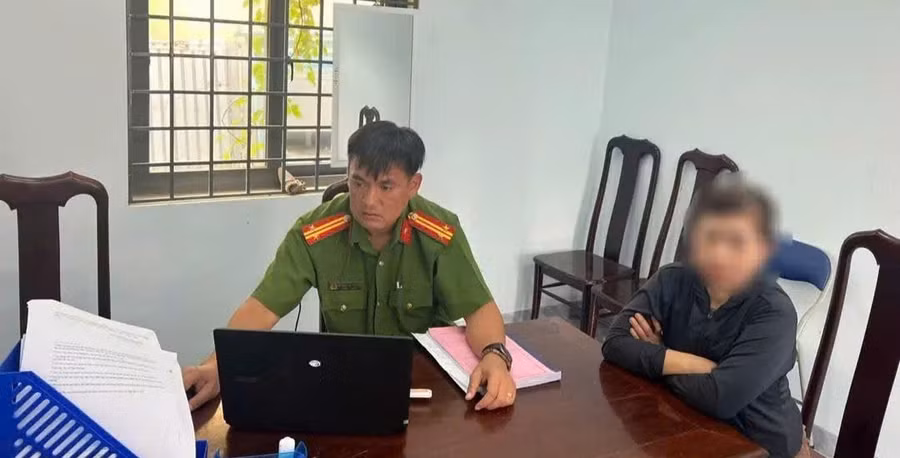 Lực lượng Công an làm việc với bà T. (Ảnh: N.N)