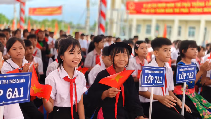 Học sinh tươi cười trong ngày khai giảng.