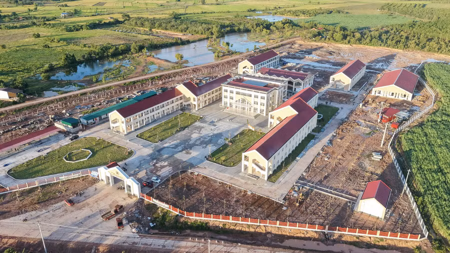 Toàn cảnh Trường PTNT TH&THCS Ea Rốk.