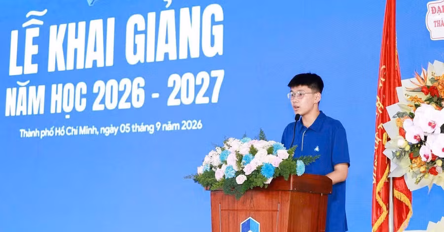 Em Võ Gia Thịnh đại diện cho các tân sinh viên phát biểu tại lễ khai giảng. (Ảnh: NVCC)
