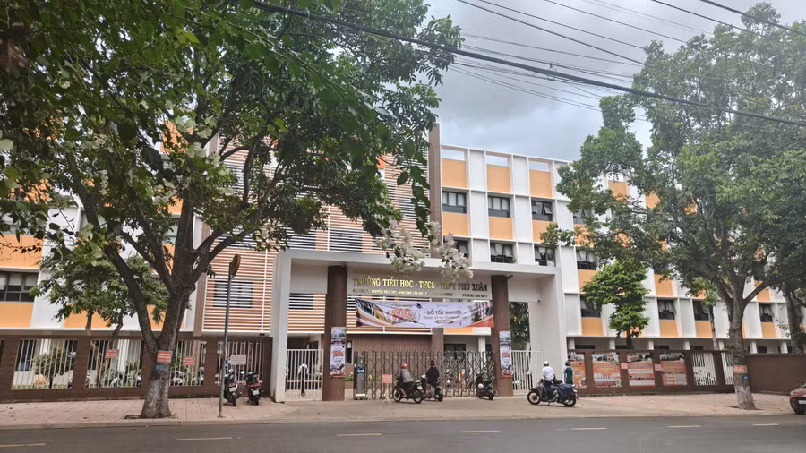 Nhiều phụ huynh chấp nhận mất 1 triệu đồng tiền ghi danh để rút hồ sơ khỏi Trường Tiểu học, THCS và THPT Phú Xuân. (Ảnh: T.H)