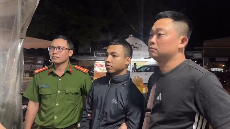 Y Ngun Êban (ở giữa) khi bị bắt giữ. (Ảnh S.Đ)