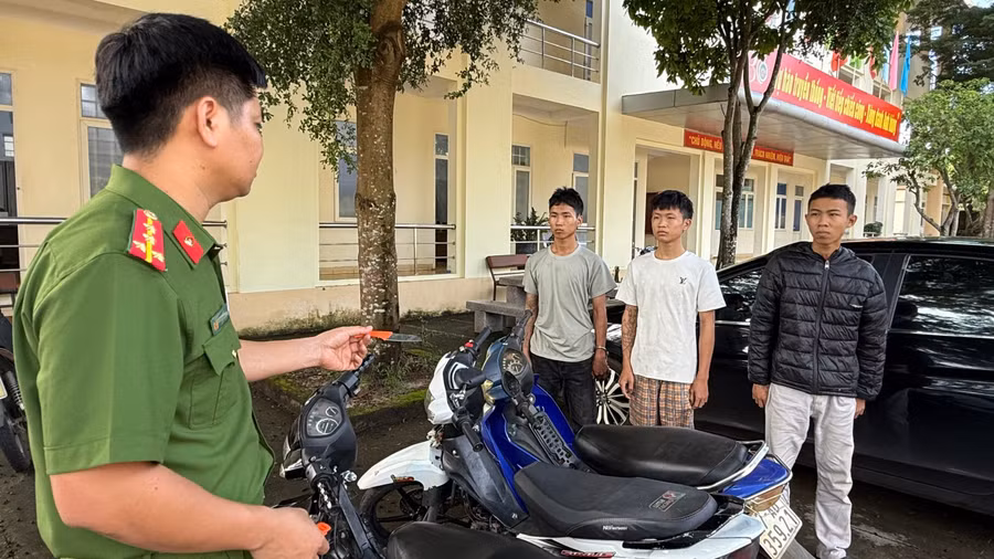 Ba bị can bị khởi tố, bắt tạm giam để điều tra về hành vi cướp tài sản. (Ảnh: S.Đ)