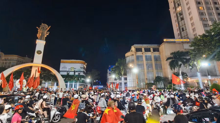 Hàng nghìn người đổ về khu vực Ngã 6, phường Buôn Ma Thuột. (Ảnh: T.H)