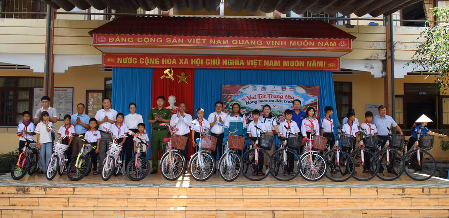 15 chiếc xe đạp được các nhà tài trợ gửi đến học sinh nghèo vượt khó. (Ảnh: T.H)
